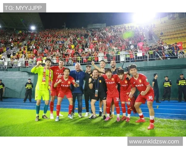 广州足球队实力之争引发热议球迷观点各异分析深入探讨球队未来发展