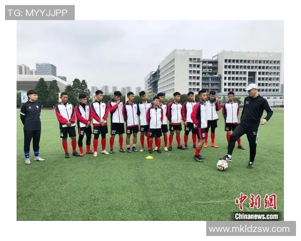 赛后复盘：上海足球队与重庆足球队的团队协作与战术分析探讨